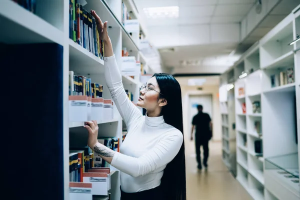 Zijaanzicht Van Aziatische Vrouwelijke Lezer Met Tatoeage Hand Staande Voorkant — Stockfoto