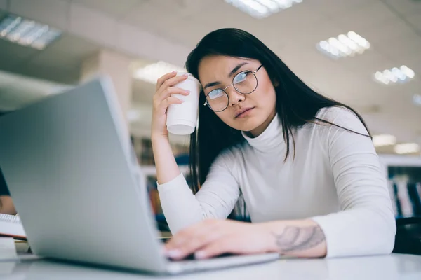 Junge Müde Asiatische Mitarbeiterin Brille Kopf Hand Mit Imbissbecher Gelehnt — Stockfoto