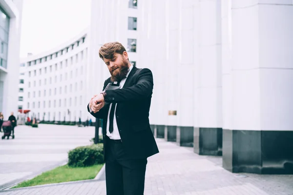 Young Bearded Plump Businessman Formal Suit Tie Standing Street Modern — Stock Photo, Image