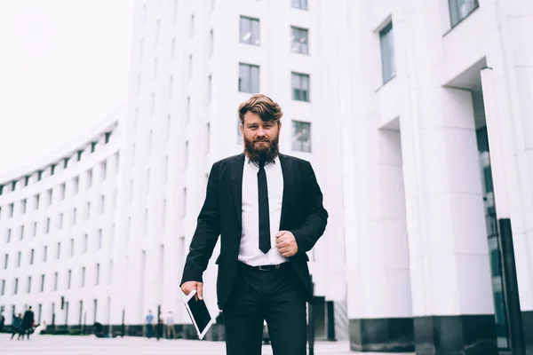 Uomo Barbuto Con Capelli Castani Abito Nero Cravatta Piedi Sulla — Foto Stock