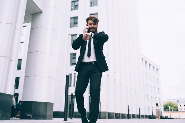 Focused Bearded Businessman Formal Attire Walking Business District Having Phone — 图库照片