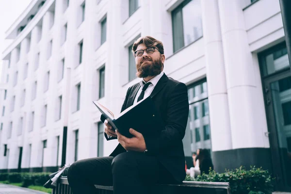 Zdola Sebevědomý Úspěšný Pracovník Hustým Vousem Formálním Oblečení Sedí Lavičce — Stock fotografie