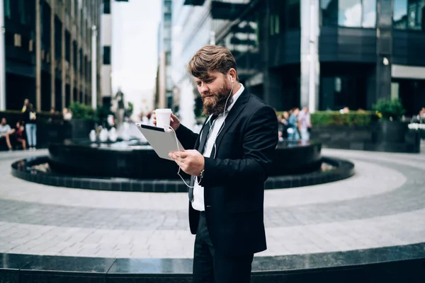 Jonge Pensive Zakenman Met Bossige Baard Pak Voor Kantoor Met — Stockfoto