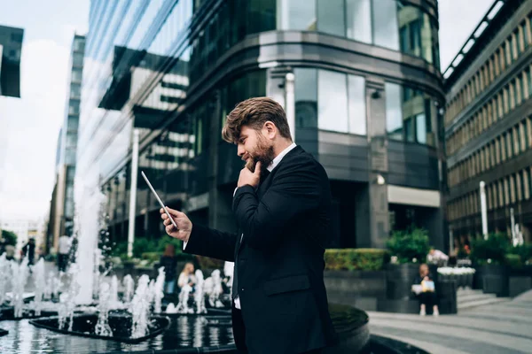 Vista Lateral Del Gerente Masculino Barbudo Pensativo Traje Elegante Pie — Foto de Stock