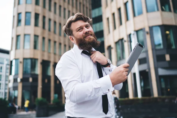 Bajo Ángulo Sonriente Trabajador Oficina Masculino Corbata Apretada Camisa Blanca — Foto de Stock