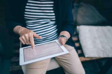 Kırpılmış blog yazarı, modern dokunmatik sayfadaki 4G kablosuz internet bağlantısını kullanarak boş zamanlarında sosyal medya ağı kuruyor, dijital tablet üzerindeki uygulamayla tanınamayan erkek web yayını yapıyor