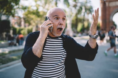 Yüzünde ifadesi olan duygusal erkek turist cep telefonu konuşmalarında önemli bir şey hatırladı. Yolculuk sırasında seyahat servisiyle bağlantı kurmayı unutan Kafkasyalı adam.