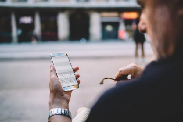 Blogger Masculino Recortado Usando Dispositivo Teléfono Celular Para Verificar Mensaje — Foto de Stock