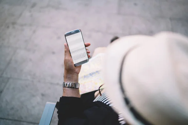 Blogger Masculino Recortado Usando Dispositivo Teléfono Celular Para Verificar Mensaje — Foto de Stock