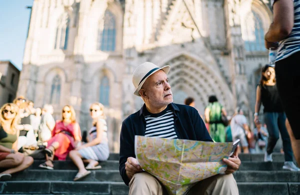 Confused Male Tourist Retirement Looking Showplace Historic Center Using Paper — Stock Photo, Image