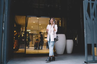 Güzel bir bayan milenyumu, şehirde boş zamanlarında aramak ve konuşmak için akıllı telefon bağlantıları kullanarak, uluslararası iletişim kurmak için 4G 'ye bağlanan neşeli beyaz kız.