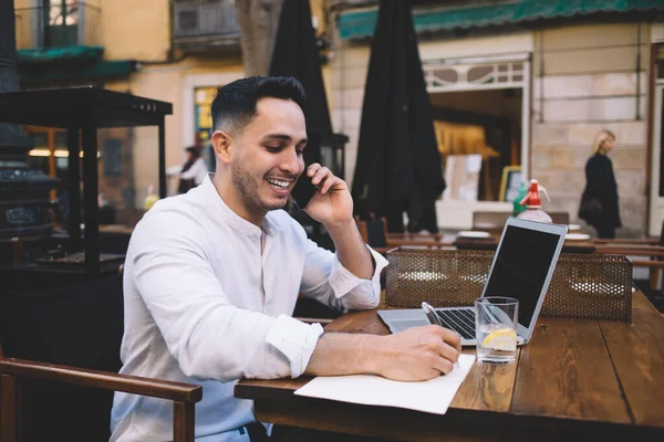 Cheerful Ethnic Man Formal Wear Smiling Talking Smartphone While Sitting — Stockfoto
