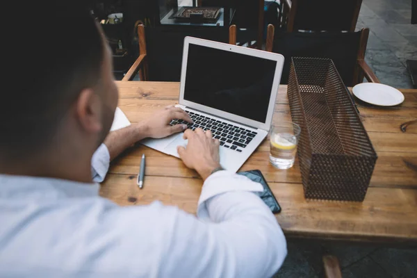 Från Ovan Oigenkännlig Entreprenör Sitter Vid Bordet Och Surfa Netbook — Stockfoto