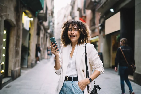 Cheerful Fashion Blogger Dressed Stylish Streetwear Laughing Touristic Street Rejoicing — Stock Photo, Image