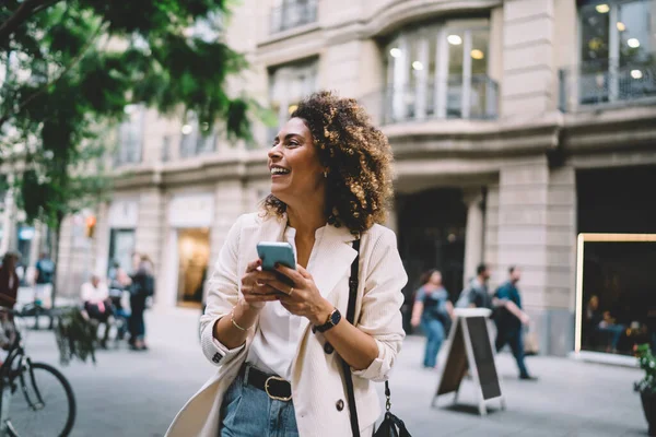 Cheerful Travel Blogger Rejoicing Touristic Street Using Cellular Device Roaming — Stock Photo, Image