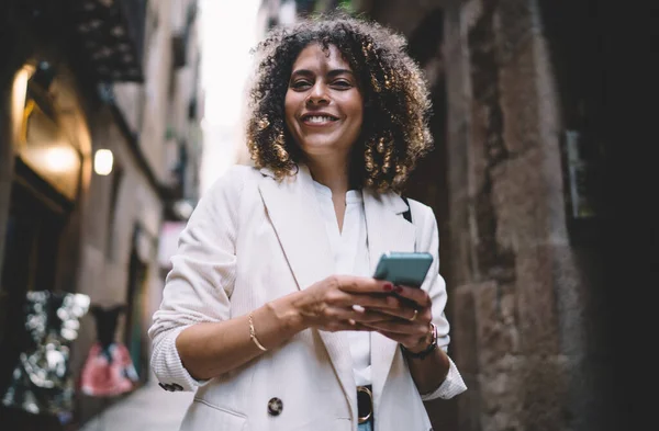 Half Length Joyful Hipster Girl Enjoying Solo Tourism Experience Posing — Stock Photo, Image