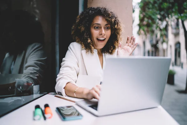 Shocked Female Freelancer Curly Hair Surprised Received Web Results Text —  Fotos de Stock