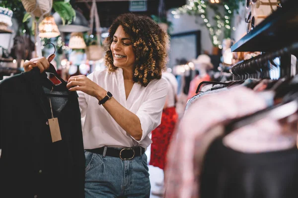 Mulher Alegre Perto Cabides Com Roupas Marca Rindo Durante Black — Fotografia de Stock