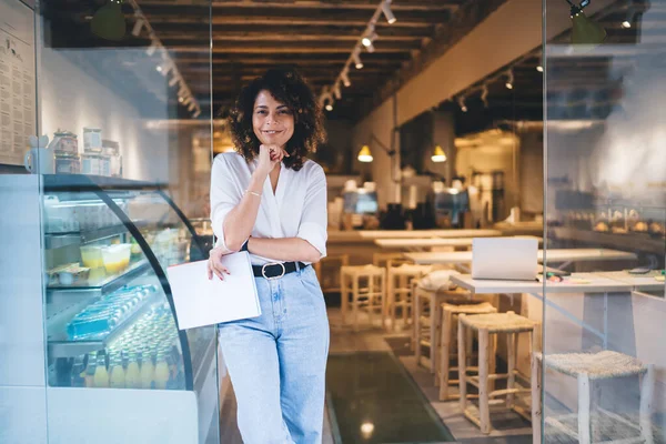 Halbe Länge Des Fröhlichen Kaukasischen Unternehmers Der Erfolg Franchise Café — Stockfoto