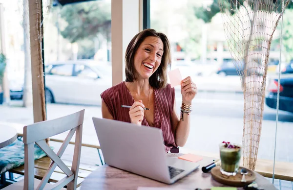 Portrait Cheerful Prosperous Caucasian Businesswoman Holding Blank Card Making Online — Photo