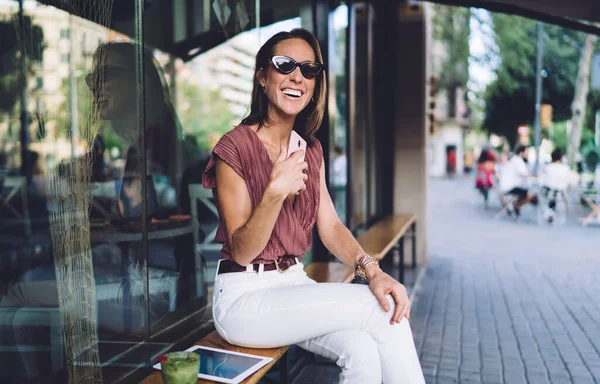 Moda Kıyafetleri Içinde Neşeli Güzel Bir Kadın Kafe Terasında Oturmuş — Stok fotoğraf