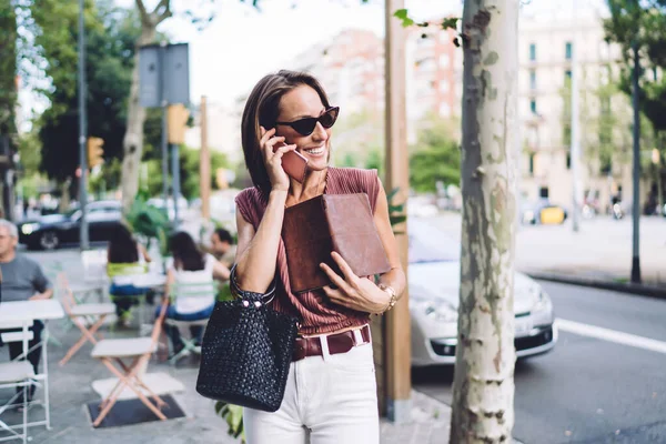 Prosperous Caucasian Businesswoman Notepad Having Working Conversation Mobile Phone Walking — Stockfoto