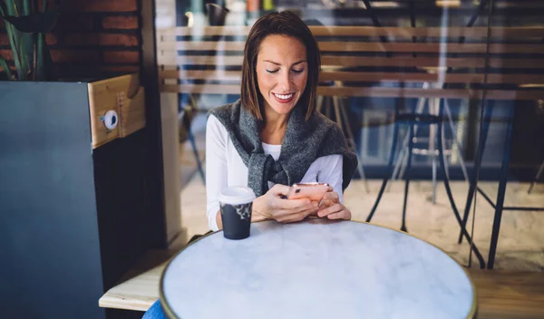 Cheerful Caucasian Woman Sitting Table Cafe Terrace Watching Video Smartphone — ストック写真