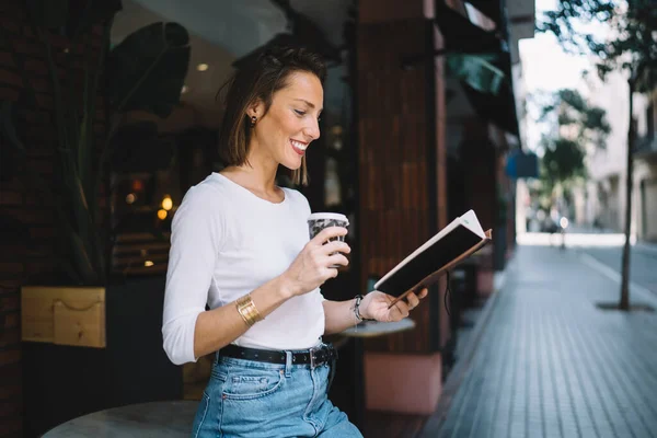 Jovem Feliz Roupas Casuais Sorrindo Segurando Xícara Café Quente Enquanto — Fotografia de Stock