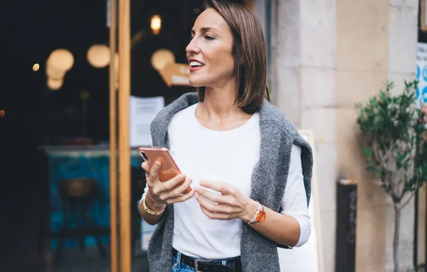 Pretty Female Blogger Dressed Trendy Wear Holding Modern Cellphone Device — Zdjęcie stockowe