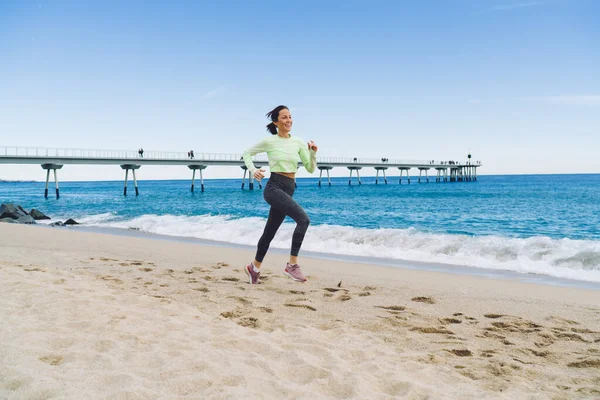 Corpo Inteiro Sorrindo Atleta Adulta Feminina Sportswear Fazendo Cardio Durante — Fotografia de Stock