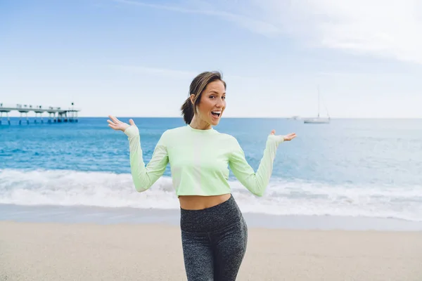 Atleta Feminina Adulta Magro Activewear Costa Arenosa Perto Mar Fazendo — Fotografia de Stock