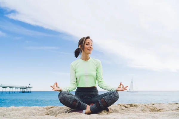 Unbekümmerte Frau Trainingsanzug Sitzt Lotus Pose Sandstrand Bereit Für Chakra — Stockfoto