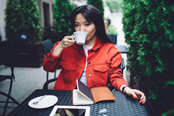 Радостная Азиатка Тысячелетия Стильной Красной Куртке Пьющая Вкусный Горячий Напиток — стоковое фото