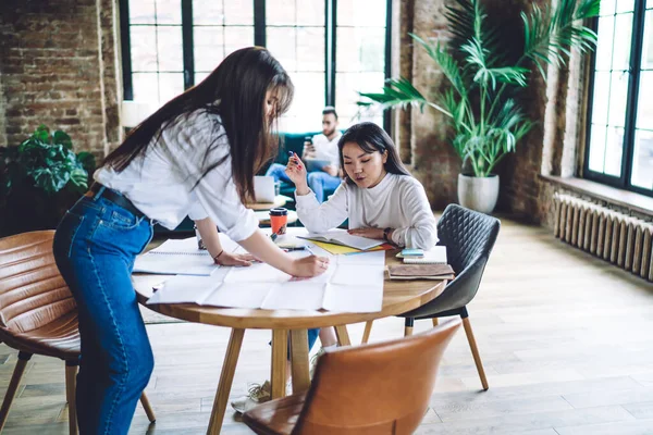 Diverse Female Colleagues Have Personal Private Lesson Learning Sketching Science —  Fotos de Stock