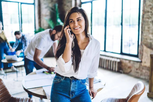 Smiling Woman Casual Clothes Talking Cellphone While Working Together Colleagues — Photo