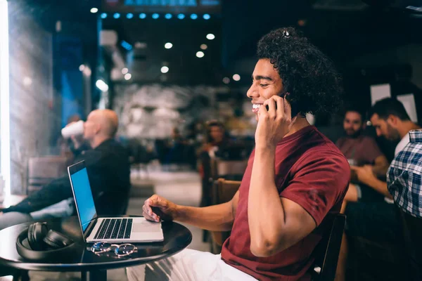 Side View Smiling Casual African American Male Freelancer Having Phone — Zdjęcie stockowe