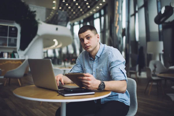 Serios Freelancer Sex Masculin Care Stă Cafenea Clipboard Mână Lucrează — Fotografie, imagine de stoc