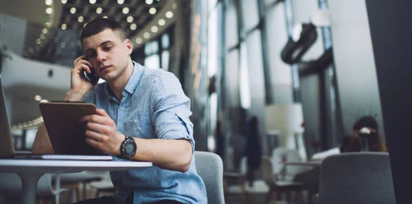 Low Angle Concentrated Male Casual Clothes Sitting Cafe Clipboard Hands — Stock Fotó