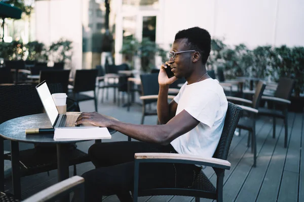 Smiling Prospero Dark Skinned Businessman Sitting Cafe Terrace Remote Job — Zdjęcie stockowe