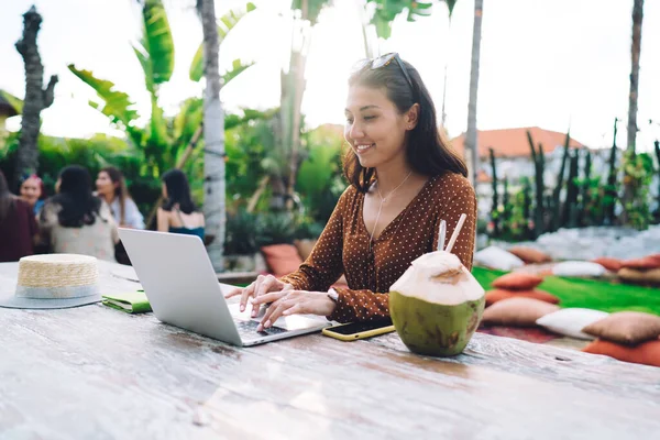 Joyful Asian Woman Sunglasses Sitting Cafe Browsing Laptop While Working — Zdjęcie stockowe