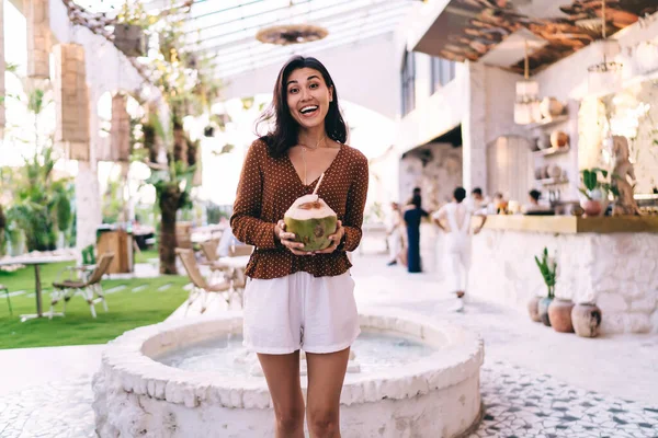 Fröhliche Junge Asiatische Frau Mit Dunklen Haaren Lässiger Sommerkleidung Hält — Stockfoto