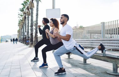 Çeşitli erkek ve kadın meslektaşlar sabah koşusu yaparak vücut kaslarını ısıtıyorlar. Atletizm eğitimleri dengeleri mükemmel ve sağlıklı yaşam tarzlarını koruyorlar.