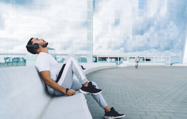 Ung Mörkhyad Skäggig Hipster Kille Meloman Njuter Favoritlåtar Vilar Efter — Stockfoto