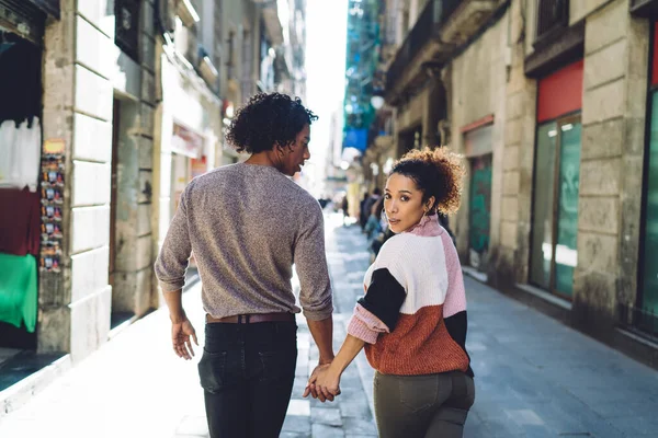 Vue Arrière Jeune Homme Afro Américain Réfléchi Femme Ethnique Vêtements — Photo