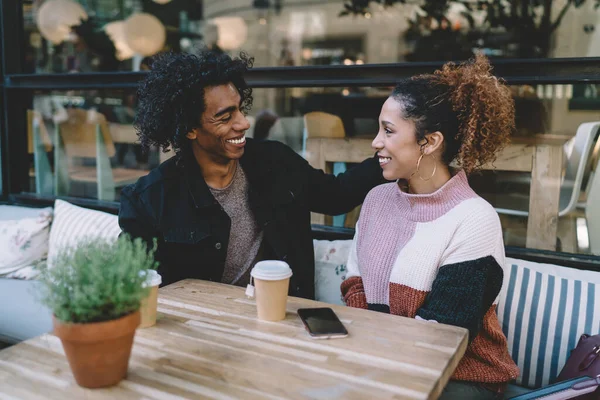 Alegre Novio Multiétnico Novia Sonriendo Con Franqueza Uno Otro Mientras — Foto de Stock