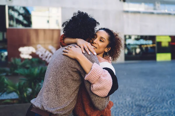 Feliz Joven Mujer Étnica Suéter Cálido Sonriendo Abrazando Novio Anónimo — Foto de Stock