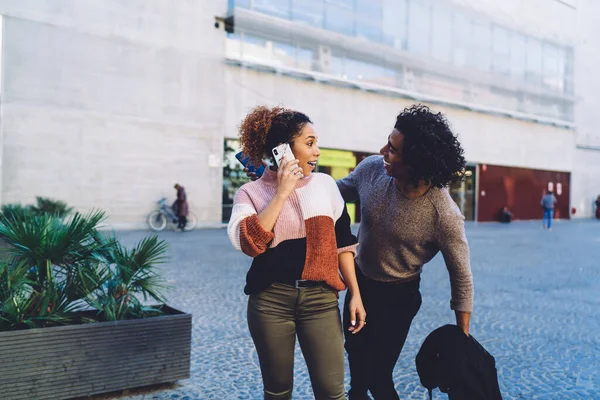 Surpreendido Jovem Mulher Étnica Feliz Roupa Casual Falando Smartphone Enquanto — Fotografia de Stock