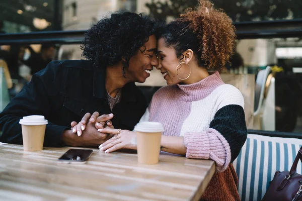 Jovem Mulher Diversa Feliz Apaixonado Roupas Casuais Sorrindo Enquanto Senta — Fotografia de Stock