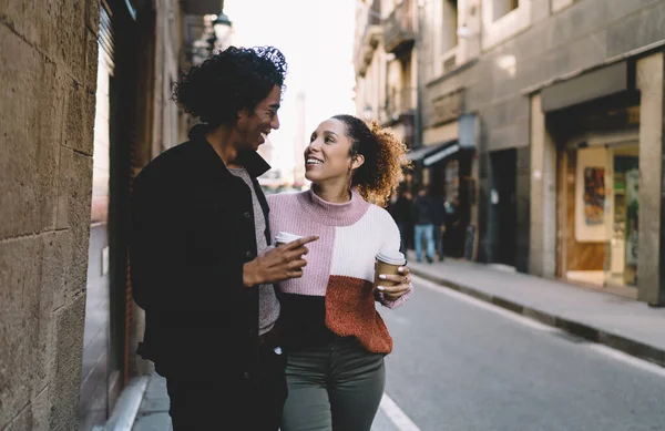 Alegre Sonriente Joven Pareja Afroamericana Ropa Casual Con Abrazos Café — Foto de Stock