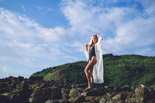 Mulher Loira Atraente Preto Branco Beachwear Fechar Olhos Enquanto Sobre — Fotografia de Stock